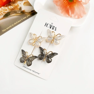 Vue détaillée de barrettes papillon avec texture métallique et ailes dégradées sur carte