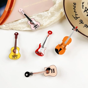 Detailansicht personalisierter Haarklammern in Form von Gitarren und Violinen