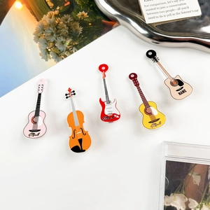 Flachbild von bunten Mini-Gitarren und Geigen Haarspangen aus Acryl auf weißem Grund