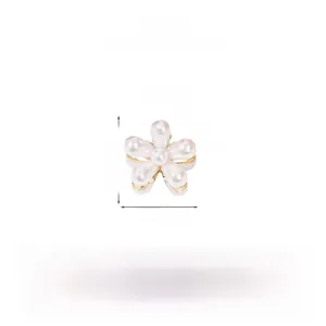Dettaglio della piccola molletta a fiore di perle da 2,5 cm con base in metallo dorato