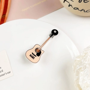 Nahaufnahme einer Mini-Gitarren-Haarklammer in hellem Holzdesign mit anpassbarem Namen