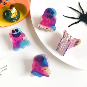Dettaglio dei fermagli per capelli a fantasma di Halloween con colori sfumati e visi buffi