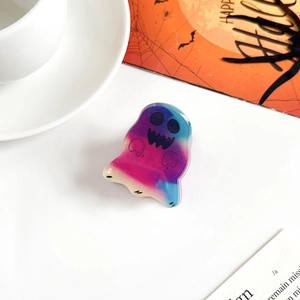 Dettaglio macro della pinza per capelli a forma di fantasma con sfumatura acrilica