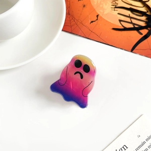 Dettaglio macro della molletta per capelli a fantasma in acrilico con sfumatura di colore