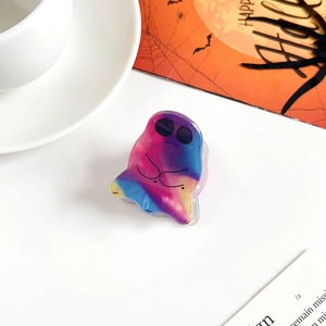 Dettaglio della simpatica molletta per capelli a fantasma con sfumatura rosa e blu