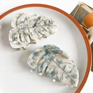 Pince à cheveux en acétate forme feuille avec texture marbrée pour coiffures élégantes