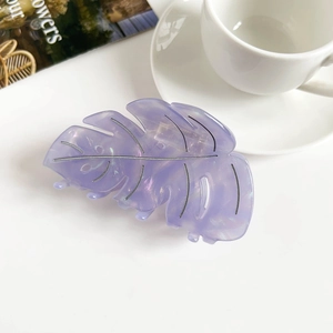Détail macro de la pince à cheveux en acétate violette en forme de feuille marbrée