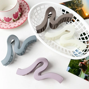 Korean Minimalist Matte Wave Hair Claw Clip Large S-Shaped Shark Clip For Women Thick Hair Plastic Resin Hair Accessories