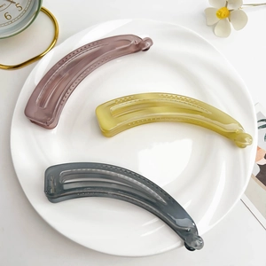 Lot de trois pinces à cheveux banane évidées élégantes en violet, jaune et gris clair