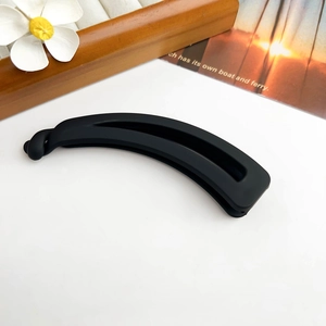 Pince à cheveux banane noire mate évidée avec fleurs décoratives et cartes de paysages
