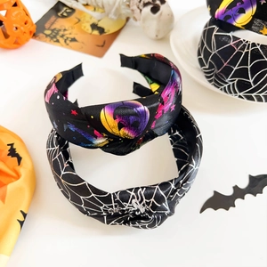 Détail de serre-têtes d'Halloween noués larges avec motifs araignée et citrouille