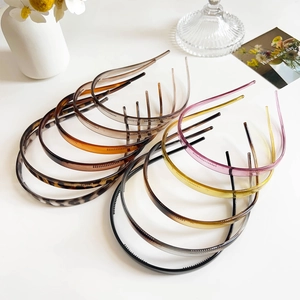 Dettaglio di cerchietti minimalisti in resina con dentini antiscivolo vari colori