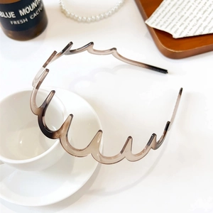 Dettaglio di un cerchietto ondulato sfumato marrone su una tazza da caffè bianca