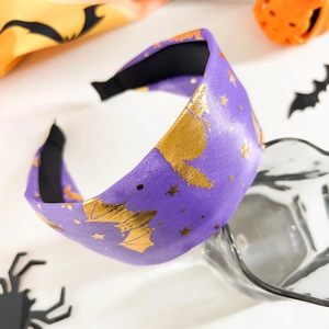 Détail du serre-tête violet d'Halloween avec chauves-souris dorées et doublure