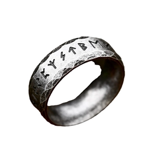 Anillo de runas vikingas nórdicas en acero inoxidable con acabado martillado