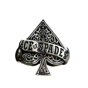 Anello da uomo vintage in acciaio inossidabile con incisione Asso di Picche su sfondo bianco