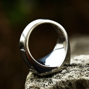 Détail macro d'une bague flèche pour homme en acier inoxydable avec relief vintage