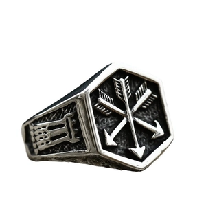 Chevalière homme en acier inoxydable poli avec face hexagonale et motif flèches croisées