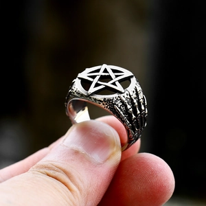 Vue macro de la bague gothique en acier inoxydable avec étoile et gravures d'os