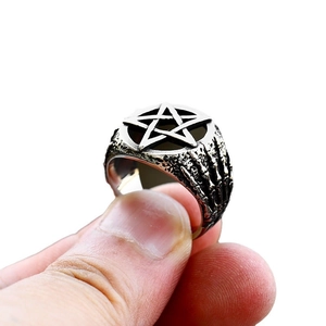 Bague vintage en acier inoxydable avec motif pentagramme et texture d'os style gothique