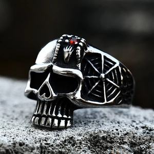 Anillo gótico de calavera de acero inoxidable con gema roja y grabados laterales de telaraña