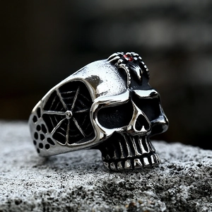 Anillo de calavera gótico de acero inoxidable con gema roja y grabados de telaraña