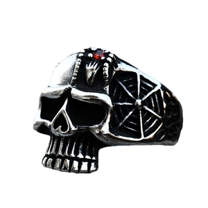 Anillo de calavera de acero inoxidable con gema roja y grabado de textura de telaraña