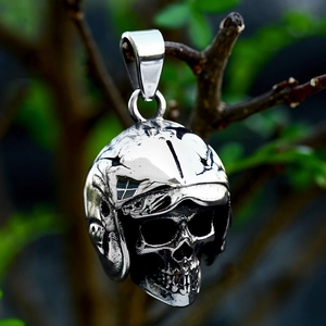 Vue macro d'un pendentif crâne punk avec casque de pilote suspendu à une branche