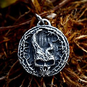 Pendente tondo con teschio gotico in acciaio inossidabile con corno a spirale vintage