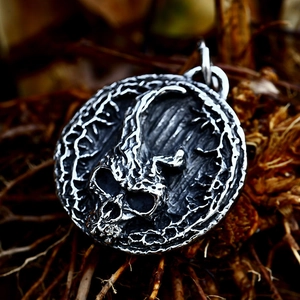 Pendaglio teschio punk in acciaio inossidabile con rilievo argento antico su legno