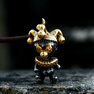 Gotischer Joker-Anhänger aus Vintage-Edelstahl mit goldenen Akzenten für Herren und Damen