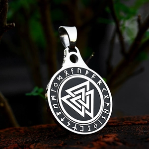 Colgante Vikingo Valknut con runas Elder Futhark en acero inoxidable plateado brillante