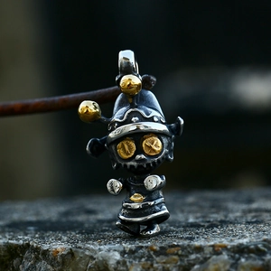 Makroaufnahme des Gothic-Voodoo-Puppenanhängers mit Vintage-Silberfinish und Goldakzenten
