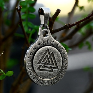 Detalle del colgante vikingo Valknut con alfabeto rúnico y acabado en acero viejo