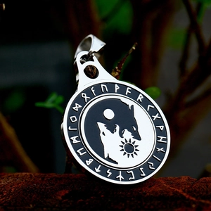 Detalle macro del colgante lobo vikingo con diseño Tai Chi luna sol y runas grabadas