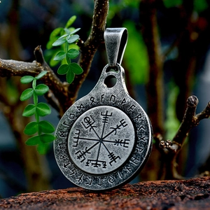 Colgante brújula vikinga de acero inoxidable vintage con runas sobre roca rústica