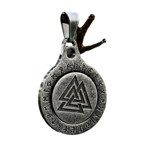 Collar con colgante de vikingo Valknut de acero inoxidable con detalles de alfabeto rúnico