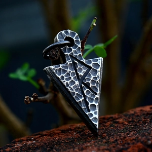 Pendentif flèche Viking en acier inoxydable avec runes nordiques et finition martelée