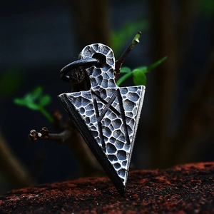 Pendentif flèche vintage en acier inoxydable avec runes nordiques et fini martelé