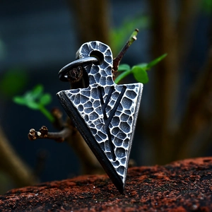 Vue détaillée du pendentif flèche viking en argent avec rune Algiz et texture martelée