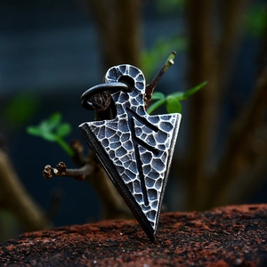 Pendentif flèche viking vintage en acier inoxydable martelé avec motif runes