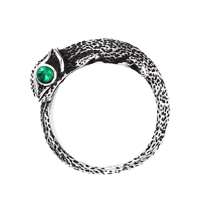 Retro stainless steel lizard ring with green gemstone eyes and detailed oxidation