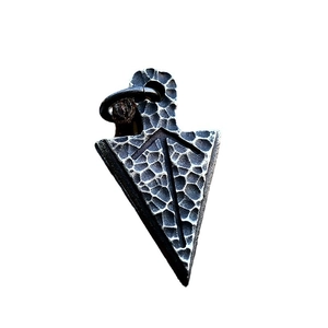 Pendentif flèche viking vintage en acier inoxydable martelé avec gravure de rune