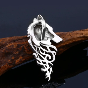 Pendentif tête de loup viking en acier inoxydable poli pour homme avec détails tribaux