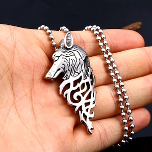 Détail d'un pendentif tête de loup Viking nordique avec gravures et chaîne à billes
