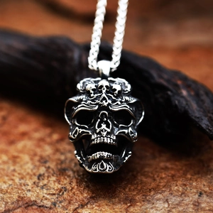 Collana con teschio vintage in acciaio inossidabile con incisione gotica su legno scuro