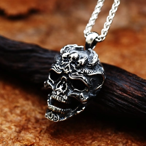 Collana con ciondolo a teschio gotico in acciaio inossidabile vintage su legno scuro