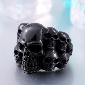 Vue macro de la bague crâne punk vintage avec une finition en acier inoxydable noir mat