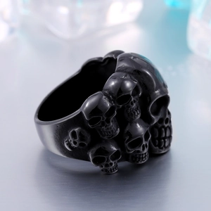 Gros plan d'une bague tête de mort vintage en acier noir mat aux détails gothiques