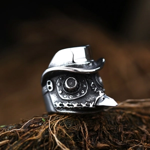 Makro-Detail des gotischen Pestdoktor-Rings mit Antik-Finish auf natürlichem Holz